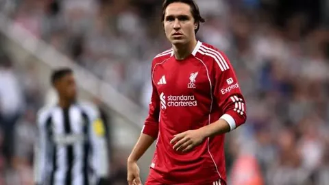 女篮集训圆满落幕，李梦与队友合影致谢